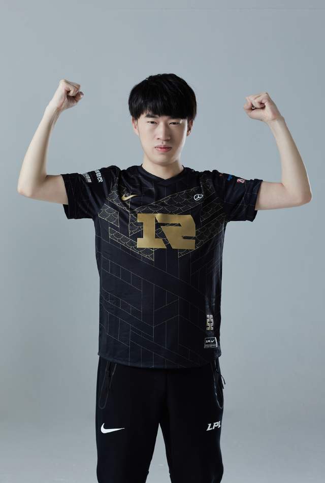 开云体育-100T血洗BRO，Xiaohu开启传奇时刻顶尖较量四强赛，技惊四座