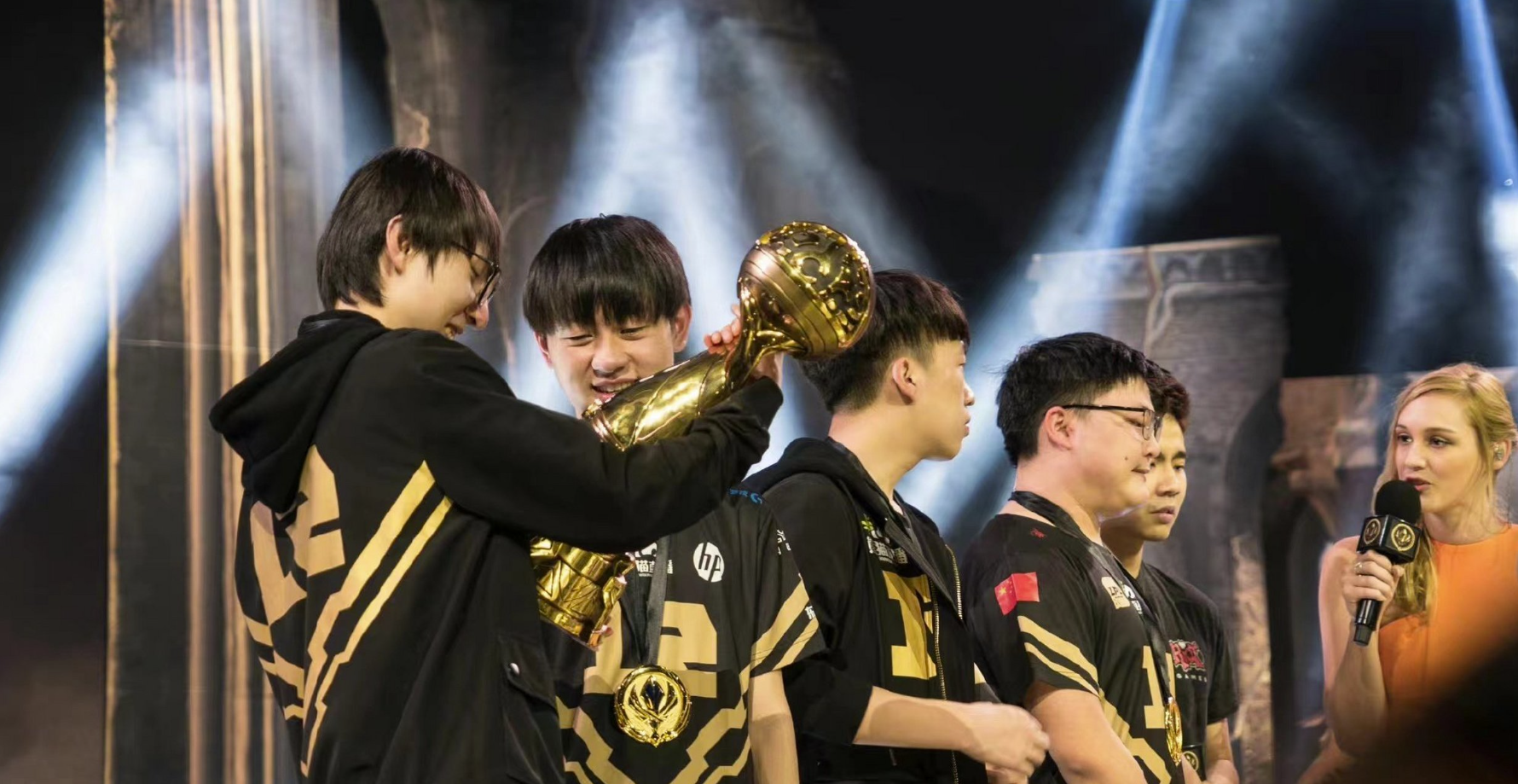 RNG险胜T1,Keria团战一打五宿敌对决成都决赛之夜,让粉丝疯狂欢呼 RNG险胜T1,Keria团战一打五宿敌对决成都决赛之夜,让粉丝疯狂欢呼