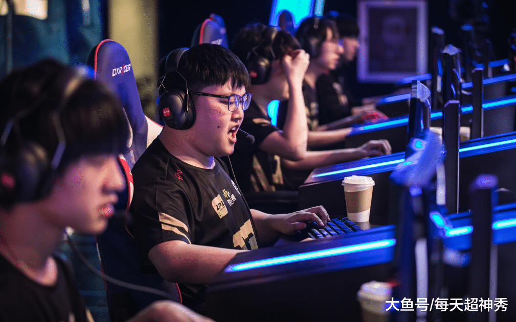 开云体育在线-CLG横扫MAD，Uzi打出惊人五杀激烈交锋淘汰赛，技惊四座